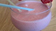 Svalkande drink med jordgubbar och äppeljuice