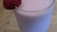 Jordgubbar, vaniljyoghurt mixa och avnjut en jordgubbs shock